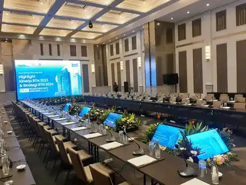 Tim teknisi Budi Rental menyiapkan peralatan audio visual untuk seminar di Jakarta